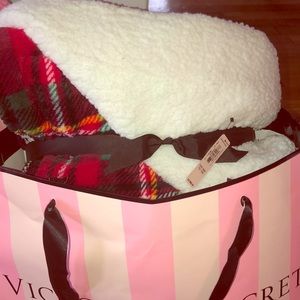NWT gorgeous Victoria's Secret fleece blanket